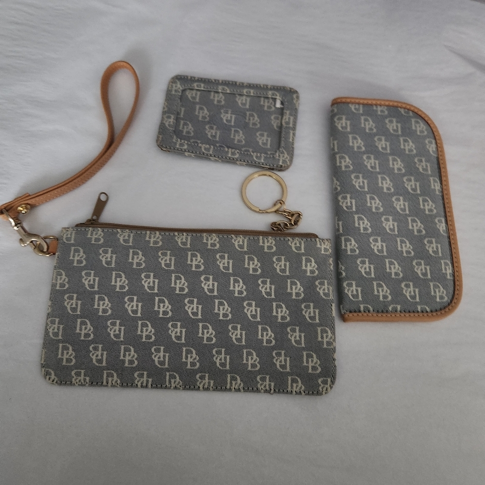 DOONEY & BOURKE Signature Logo Accessories Matches BAG Wristlet ID Glass Holder
